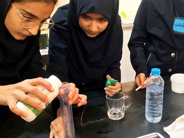 اجرای آزمایش‌های جذاب توسط دانش‌آموزان پایه های هفتم مدرسه انیس خوش قدم 