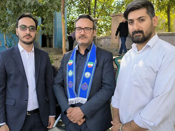 رونمایی از کتاب «روحانی که روحانی نیست» در دبیرستان باقریه
