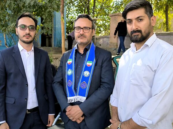 رونمایی از کتاب «روحانی که روحانی نیست» در دبیرستان باقریه