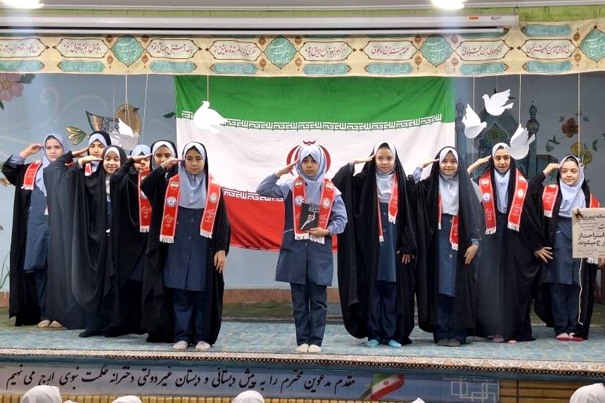 هنرنمایی دانش‌آموزان ناحیه دو شهرری در جشن انقلاب 