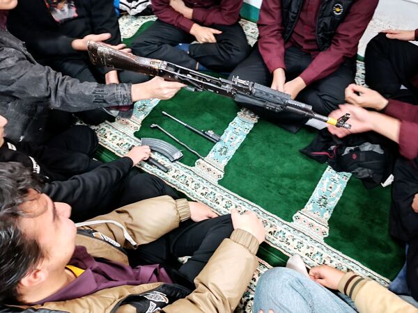 کلاس عملی  آمادگی دفاعی در دبیرستان نمونه آیت الله خامنه ای 