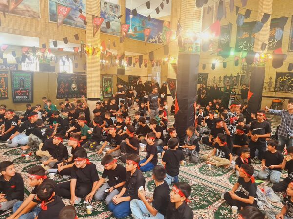 تجدید بیعت دانش‌آموزان ابهری با آرمان‌های عاشورا در سوگواره «احلی من العسل»
