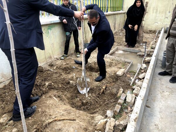 دانش‌آموزان و مسئولین شهرستان ملارد، در روز درختکاری جوانه‌های امید را به زمین هدیه دادند