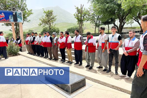 ادای احترام جمعیت هلال‌احمر بانه به شهدا در هفته هلال‌احمر