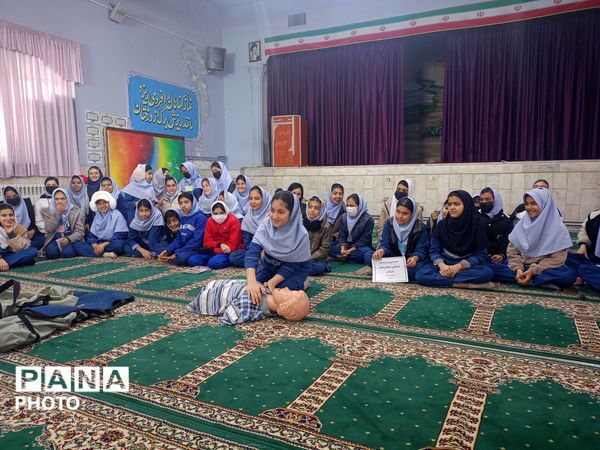 جلسه  آموزشی طرح ماهر سفیران سلامت در مدرسه بنت المهدی صدر ۲