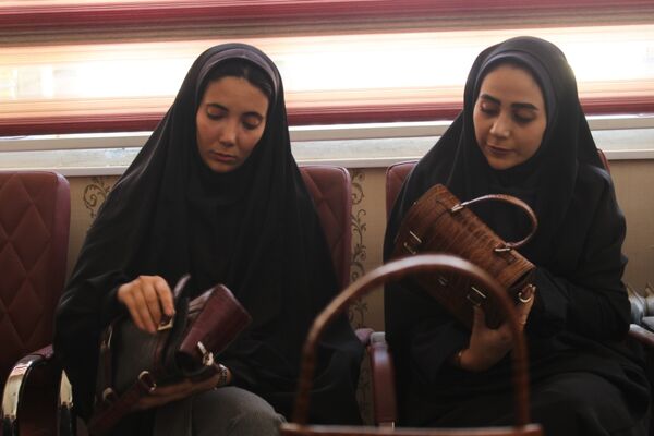 هنرستانی‌ها در نقش تولید کننده، دوخت لباس فرم دانش‌آموزان به دست هنرستانی‌های قدس