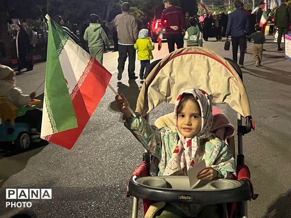 حضور دختران انقلابی در چهل و نهمین شب بیعت با رهبری
