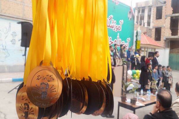 طنین شادی نیمه شعبان در مدرسه آیت الله خامنه ای پیشوا؛ تجلیل از مقام معلم و اجرای برنامه های شاد