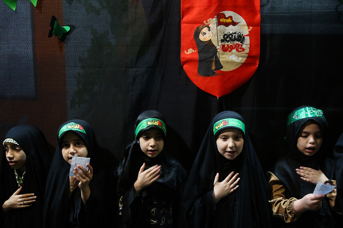 عزاداری کودکان هیات «زیر گنبد طلا» برای دختر سه ساله امام حسین(ع)