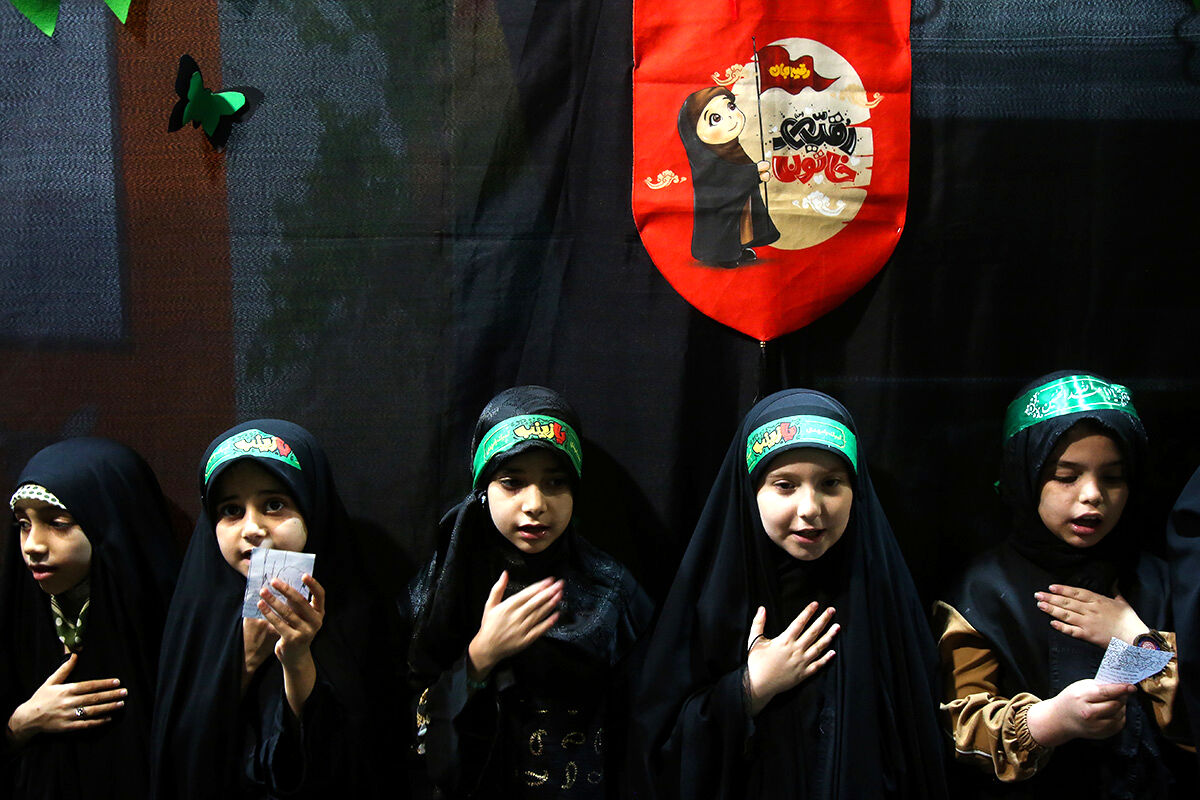 عزاداری کودکان هیات «زیر گنبد طلا» برای دختر سه ساله امام حسین(ع)