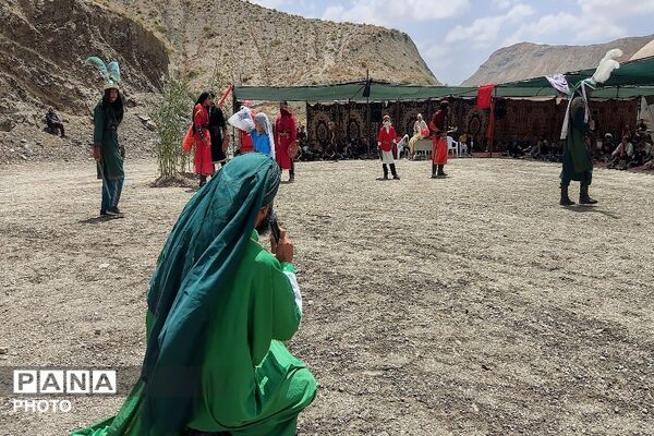 تعزیه خوانی در روز اربعین حسینی در جوار گلزار شهدای شهر بار نیشابور 