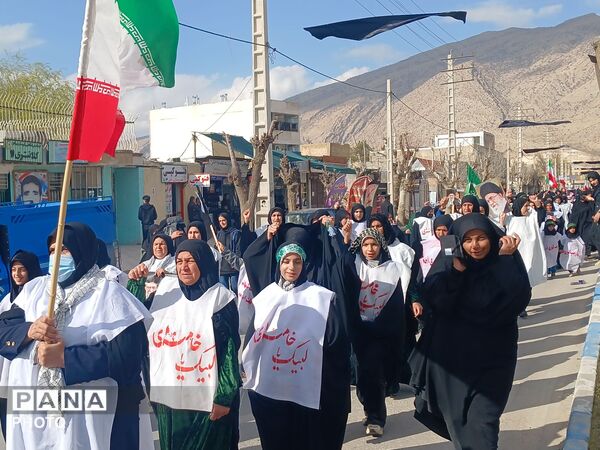 همایش بانوان کفن‌پوش لردگانی؛ جلوه‌ای از وفاداری و بیعت با امام امت