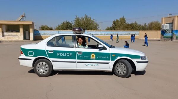 حضور ماموران نیروی انتظامی در دبستان حاج فرج عبداللهی اردکان