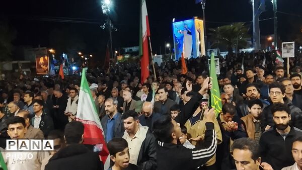 عطر و شور پرچم حرم رضوی میدان امام را در بر گرفت