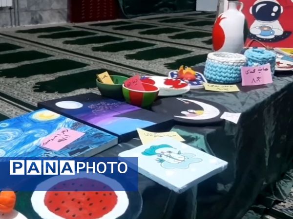 نمایشگاه دست سازه های دانش آموزان دبیرستان بهار آزادی