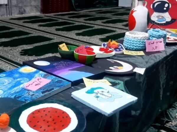 نمایشگاه دست سازه های دانش آموزان دبیرستان بهار آزادی