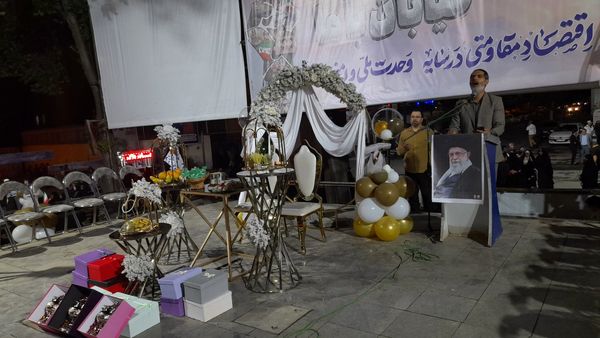 شب هشتادم، روایت عشقی خارج از قاب پیوند دو دل در میان خروش خیابان‌ها