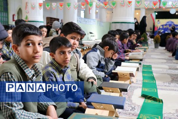 محفل هزار نفری انس با قرآن در ابرکوه همزمان با دهه فجر
