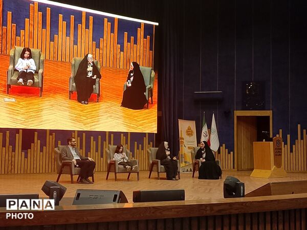 حضور دانش‌آموزان دختر هرمزگانی در همایش بزرگ تحصیلی «یاد نوین»
