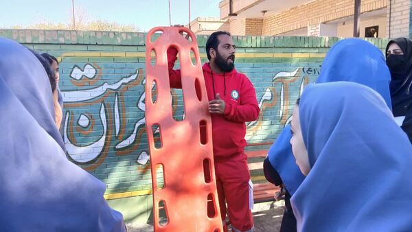 آموزش کمک‌های اولیه مانور زلزله به دانش‌آموزان دبیرستان شهید دهقان