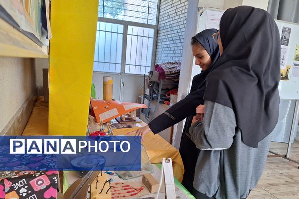 نمایشگاه دست سازه‌های علوم و آزمایشگاه در دبیرستان پویش 