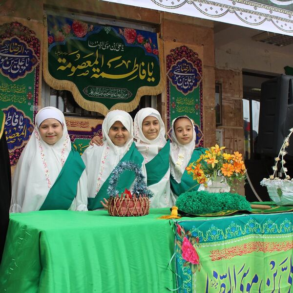 برگزاری مراسم باشکوه دهه کرامت در دبستان شهید بهاری پرند با حضور خادمین حرم رضوی