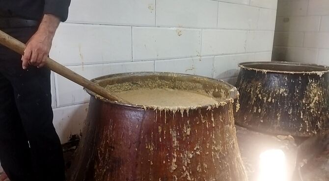 پخش نذری عاشورای حسینی در روستای حسن آباد بلهر 