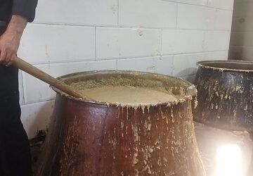 پخش نذری عاشورای حسینی در روستای حسن آباد بلهر 