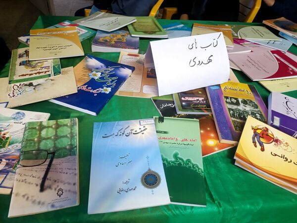 جشن کتاب و مطالعه در دبیرستان دخترانه متوسطه اول 15 خرداد 