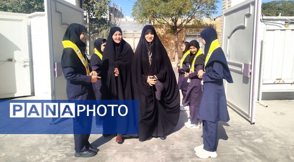 مراسم تقدیر از دانش آموزان فعال در پروژه مهر در دبیرستان دخترانه حضرت زینب (س)