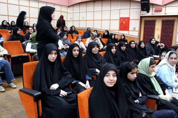 تقدیر از برگزیدگان جشنواره فرهنگی و هنری فردا در ساری 