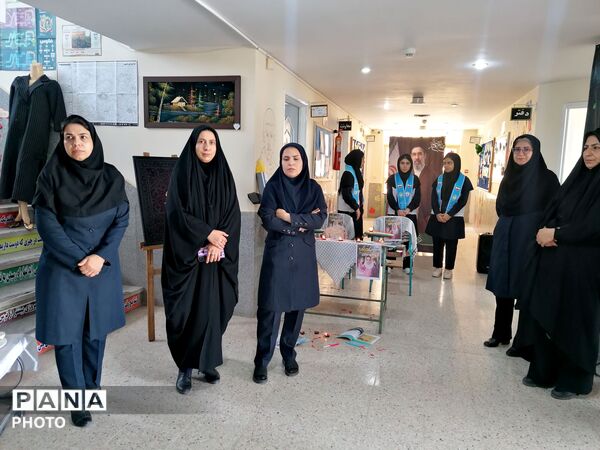افتتاح نمایشگاه دست سازه‌های هنری در هفته مشاغل