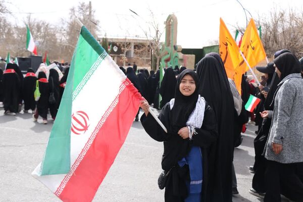 انقلاب را نسل جدید ادامه می دهند