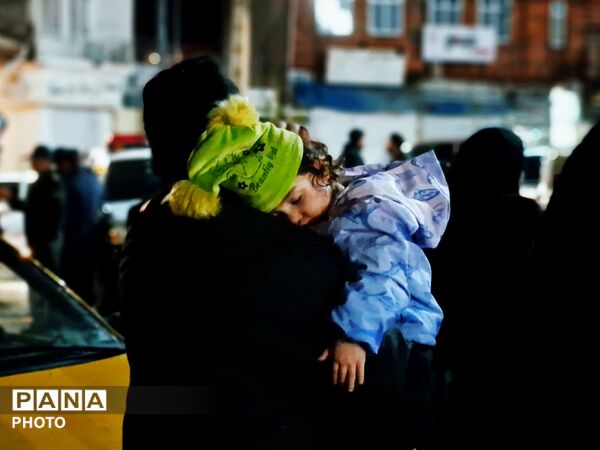 گلوگاه زیر باران، غرق در شور وطن