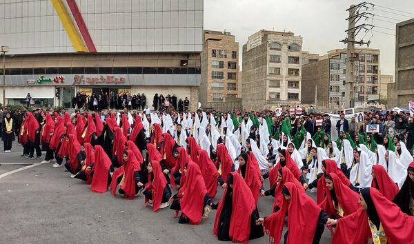 حضور دانش‌آموزان ملاردی در راهپیمایی روز سیزده آبان 