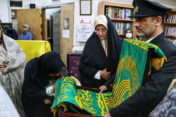 پرچم متبرک امام رضا (ع) در جشن ولادت امام رئوف در مسجد امام حسن عسکری (ع) بجنورد 