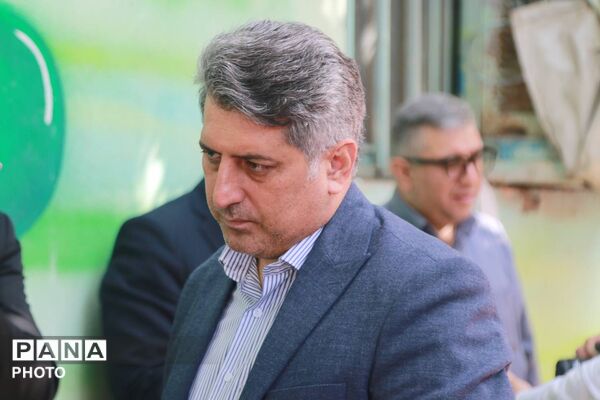 بازدید مدیرکل آموزش‌وپرورش تهران از غرفه سازمان دانش‌آموزی در آیین افتتاحیه اوقات فراغت