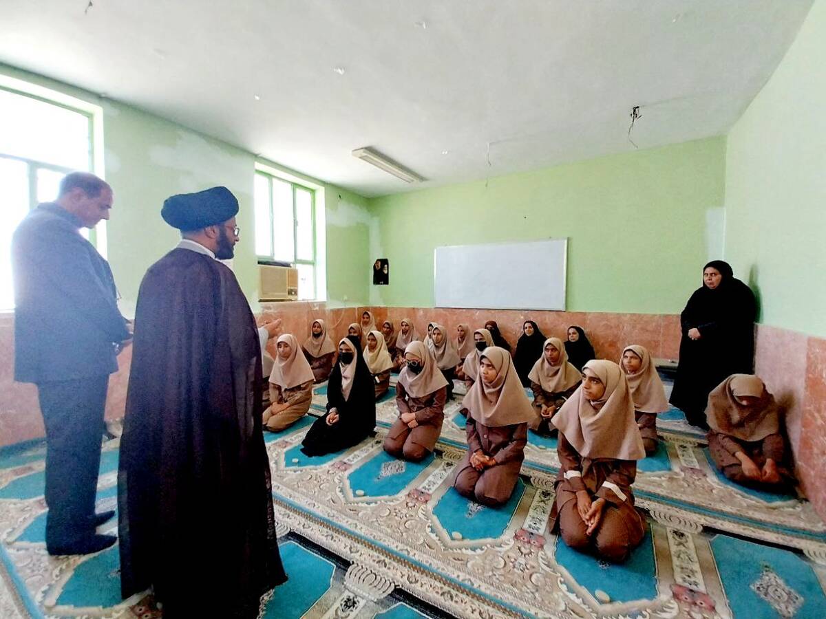نماز جماعت در آموزشگاه شکوه زاویه فین