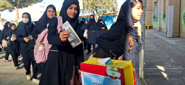 برگزاری جشن عاطفه ها در دبیرستان فرزانگان دوره ی اول 