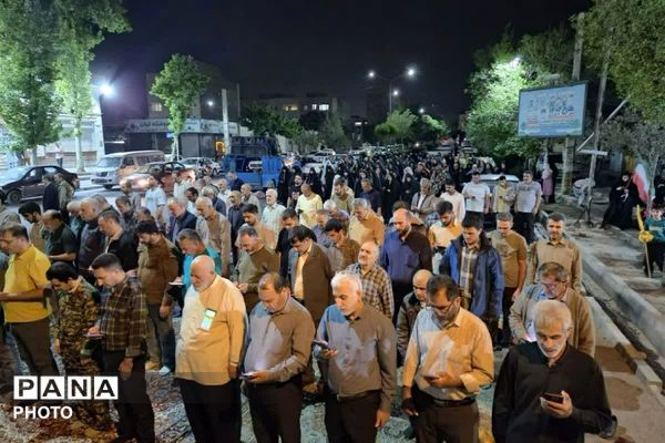 شکوه اقتدار؛ اقامه نماز استغاثه در راهپیمایی شبانه فاز۲ اندیشه 