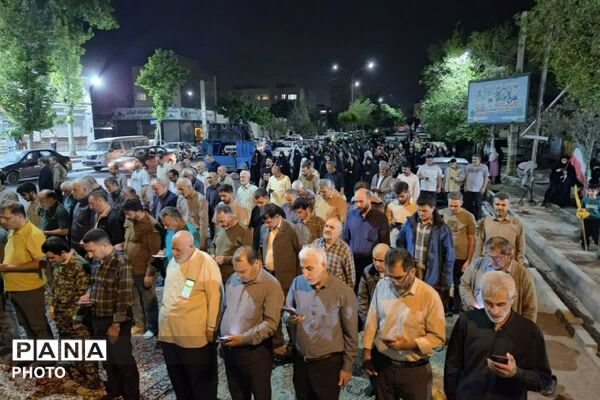 شکوه اقتدار؛ اقامه نماز استغاثه در راهپیمایی شبانه فاز۲ اندیشه 