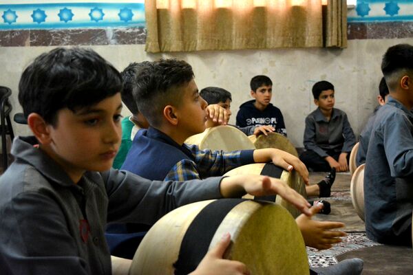 آموزش ضرب زورخانه‌ای در دبستان رازی ناحیه دو بهارستان