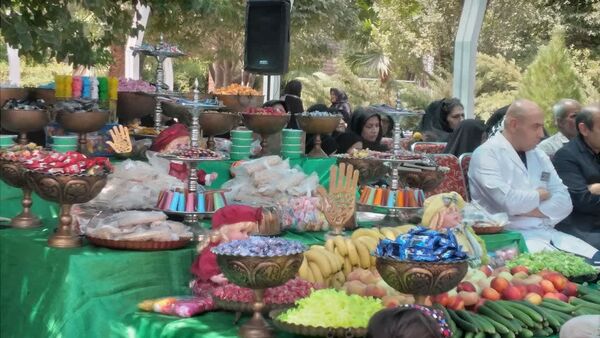 برپایی سفره‌ی احسان در محوطه بیمارستان فوق تخصصی آیت‌الله یثربی کاشان