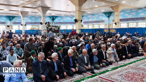  برپایی میز خدمت در حاشیه نماز جمعه بجنورد با حضور مسئولان استانی