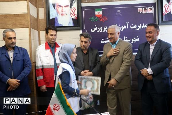 تجلیل از برگزیدگان کشوری پویش‌های «رمضان پویا» و «سفیر سلامت» در پاکدشت