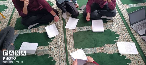 آمادگی دانش آموزان دبیرستان نمونه آیت‌الله خامنه‌ای برای مسابقات شاهنامه خوانی 