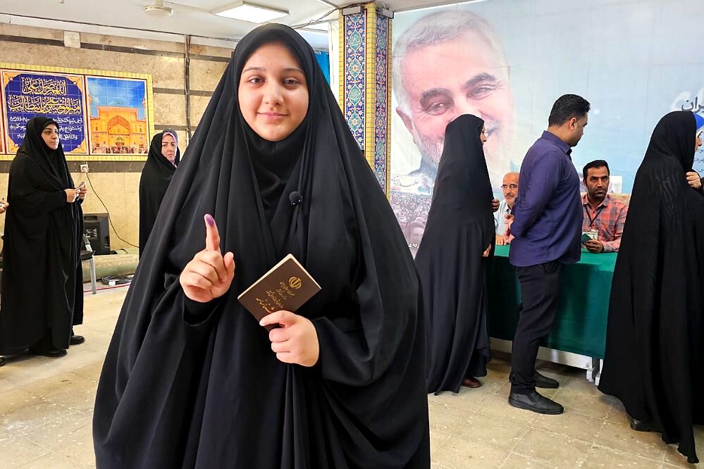 حضور مردم ولایتمدار شهرستان ورامین پای صندوق‌های اخذ رای