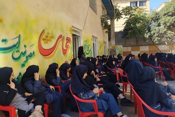 برگزاری جلسه بصیرتی ویژه دفاع مقدس در دبیرستان عفاف رودهن 
