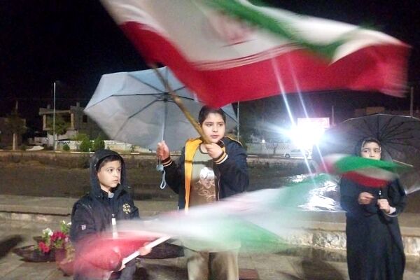 زنجیره انسانی و روایت حضور موثر مردمی در میدان امام تفت