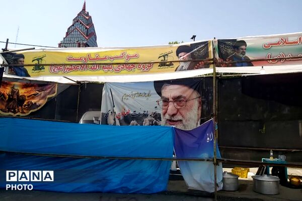 آغاز مراسم تشییع پیکر رهبر شهید و اهل بیت گرامی ایشان در مصلی نماز جمعه تهران